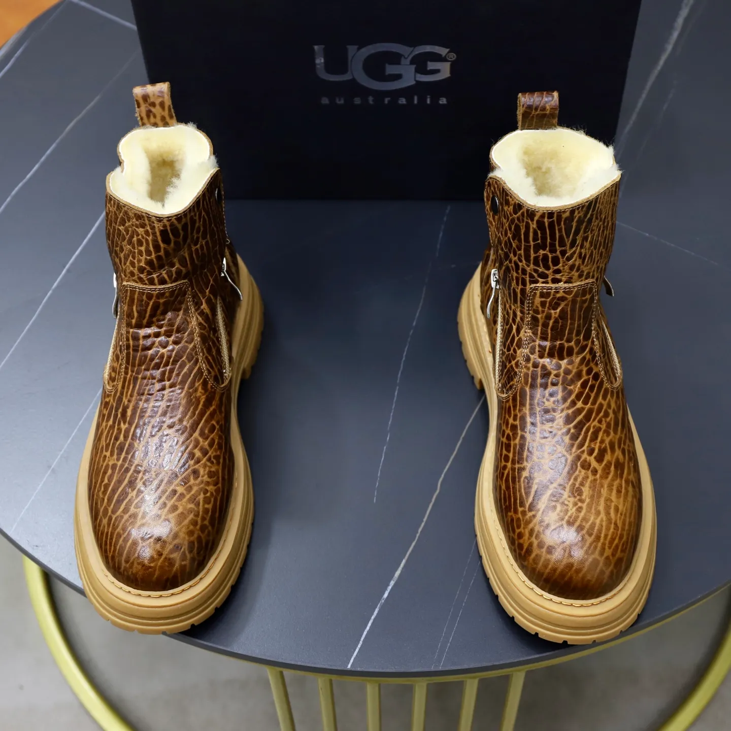 Ex-factory price: 680💰Thick wool imported from Australia Brand: UGG genuine purchasing agent Size: 38-44 (customized in 45) Grade: Official website 1:1 Material: First-layer genuine leather waterproof and antifreeze upper Real wool lining Original non-slip Soft wear-resistant outsole Style category: Men's casual shoes Trendy style Comfortable on the feet Color: Official website color synchronization